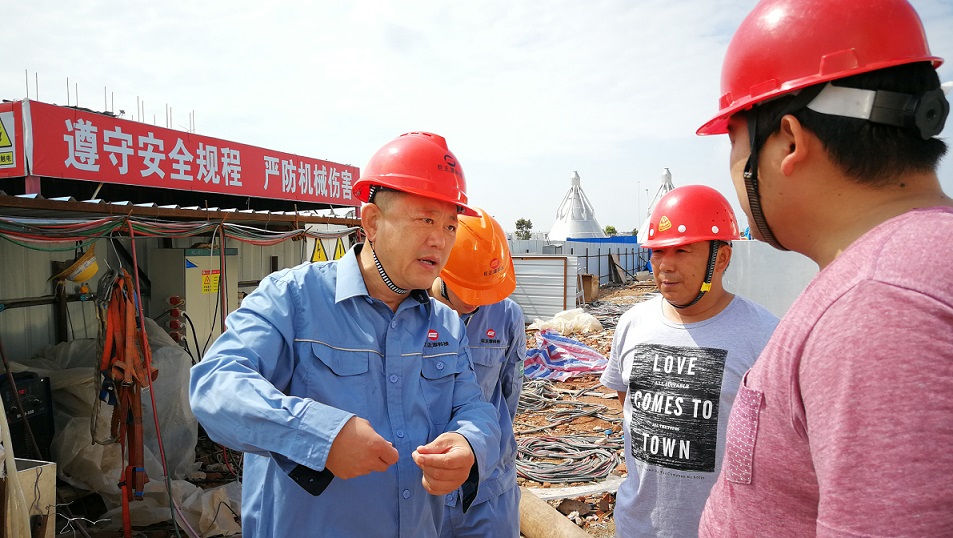 2018年5月2日，股份公司副總裁黃鐵民對科技公司項(xiàng)目現(xiàn)場進(jìn)行安全檢查.jpg